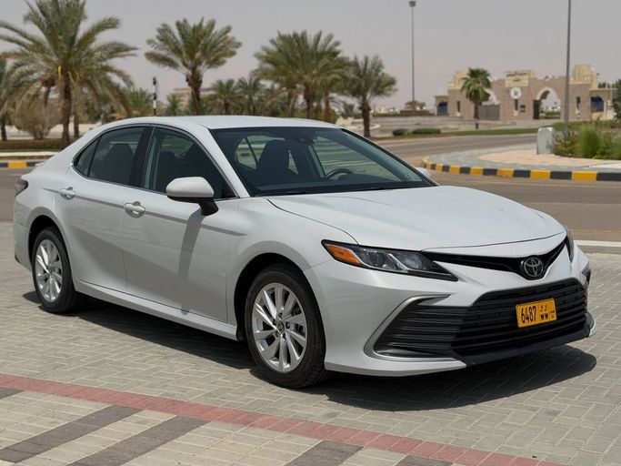 Used ⁦Toyota Camry VIII (XV70) Facelift, 2.5 l, 2023⁩ in Oman, Al Buraymī by معرض الصحراء للسيارات , White color.  | AUTO.AE | Listing #282595