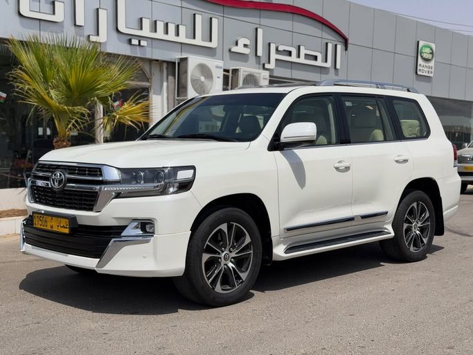 Used ⁦Toyota Land Cruiser 200 Series Facelift 2, 4.6 l, 2021⁩ in Oman, Al Buraymī by معرض الصحراء للسيارات , White color.  | AUTO.AE | Listing #283008