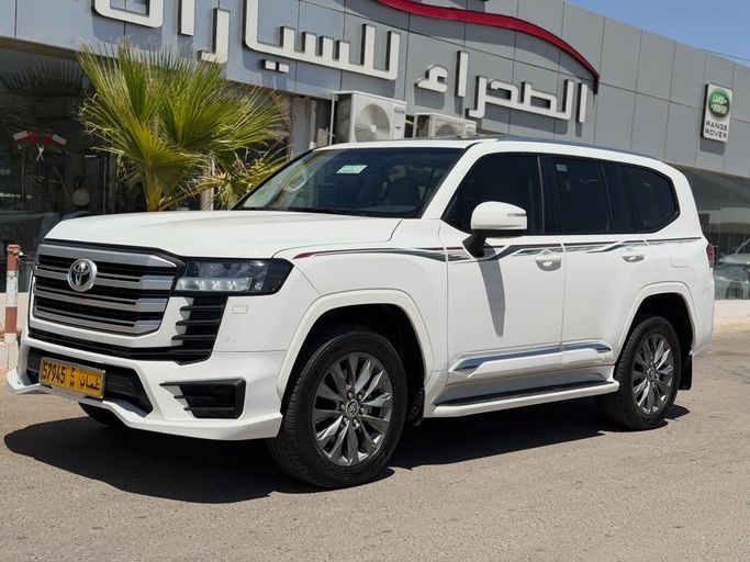 مستعملة ⁦Toyota Land Cruiser Twin Turbo السلسلة 300، 3.5 l، 2022⁩ في في عمان, البريمي من معرض الصحراء للسيارات ، اللون أبيض.  | AUTO.AE | إعلان #283022