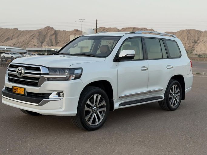 مستعملة ⁦Toyota Land Cruiser 200 Series 200 Series Facelift 2، 4.6 l، 2020⁩ في في عمان, البريمي من معرض الصحراء للسيارات ، اللون أبيض.  | AUTO.AE | إعلان #283232