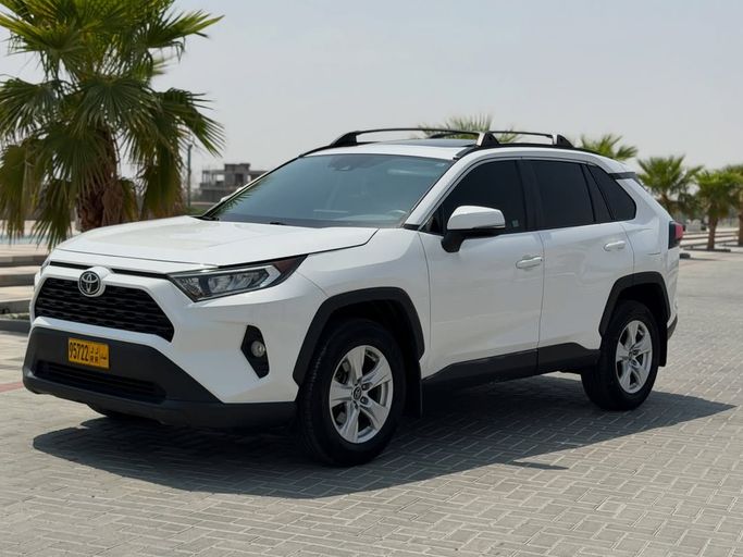 Подержанный ⁦Toyota RAV4 V (XA50), 2.5 л, 2020⁩ в Оман, Аль-Бурайми от معرض الصحراء للسيارات  Белый цвет.  | AUTO.AE | Объявление #282492