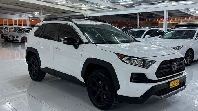 Used ⁦Toyota RAV4 V (XA50), 2.5 l, 2020⁩ in Oman, Al Buraymī by معرض الصحراء للسيارات , White color.  | AUTO.AE | Listing #282778