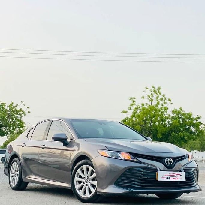 مستعملة Toyota Camry VIII (XV70), 2.5 l, 2018 في في عمان, بركاء من SS CARS، اللون رمادي. مواصفات الخليج | AUTO.AE | إعلان #252975