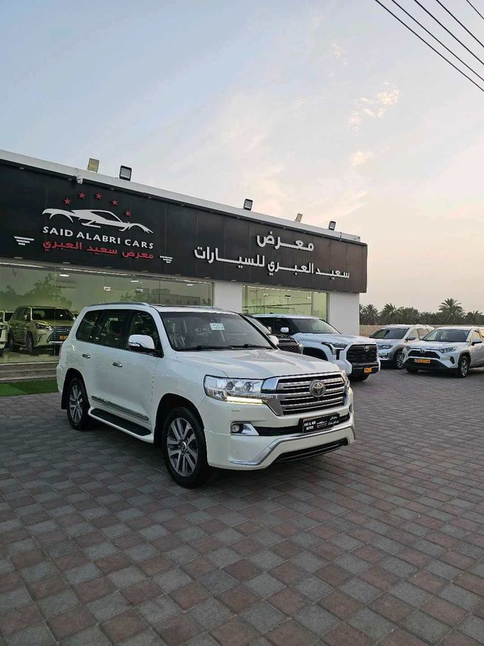 Подержанный Toyota Land Cruiser 200 Series Рестайлинг 2, 5.7 л, 2017 в Оман, Барка’ от SAID AL ABRI CARS Белый цвет. GCC | AUTO.AE | Объявление #255253