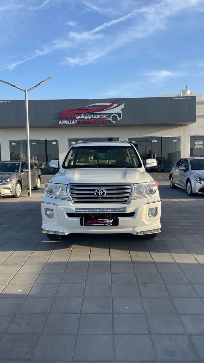 Подержанный Toyota Land Cruiser 200 Series Рестайлинг 1, 5.7 л, 2014 в Оман, Барка’ от ABDULLA AL BALUSHI CARS Белый цвет. GCC | AUTO.AE | Объявление #255372