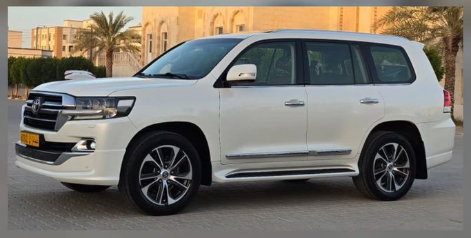 Подержанный Toyota Land Cruiser 200 Series Рестайлинг 2, 4.6 л, 2020 в Оман, Барка’ от AL SUBHI SHOWROOM Белый цвет. Other | AUTO.AE | Объявление #255383