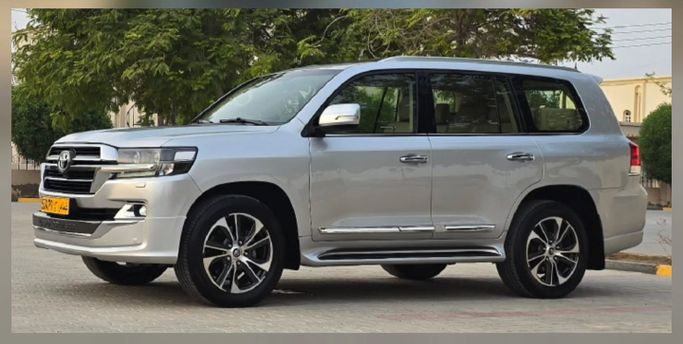 Подержанный Toyota Land Cruiser 200 Series Рестайлинг 2, 4.6 л, 2020 в Оман, Барка’ от AL SUBHI SHOWROOM Серебристый цвет. Other | AUTO.AE | Объявление #255390