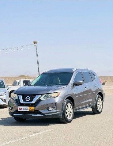 مستعملة ⁦Nissan Rogue فيس ليفت الثاني، 2.5 l، 2017⁩ في في عمان, عبري من الوارث للسيارات، اللون رمادي. مواصفات الخليج | AUTO.AE | إعلان #288192