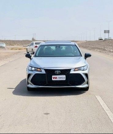 مستعملة ⁦Toyota Avalon V، 3.5 l، 2019⁩ في في عمان, عبري من الوارث للسيارات، اللون فضي. مواصفات الخليج | AUTO.AE | إعلان #288243