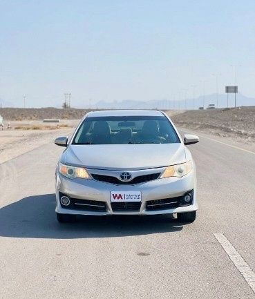 مستعملة ⁦Toyota Camry سابعاً (XV50)، 2.5 l، 2013⁩ في في عمان, عبري من الوارث للسيارات، اللون رمادي. مواصفات الخليج | AUTO.AE | إعلان #288215