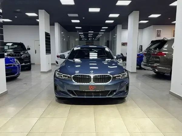 جديدة BMW 3 Series 320i عملية فيس ليفت VII (G2x), 2.0 l, 2026 في في عمان, المسكات عنب طيب الشذا من CLASSIC CAR، اللون أزرق. مواصفات الخليج | AUTO.AE | إعلان #253840