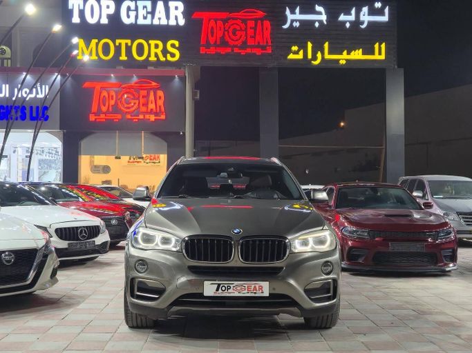 مستعملة BMW X6 50i xDrive II (F16), 4.4 l, 2017 في في عمان, المسكات عنب طيب الشذا من TOP GEAR MOTORS، اللون رمادي.  | AUTO.AE | إعلان #250239