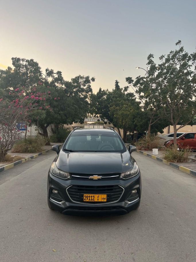 مستعملة Chevrolet Trax أنا فيس ليفت, 1.4 l, 2018 في في عمان, المسكات عنب طيب الشذا من AL MOUJ CARS، اللون رمادي. مواصفات الخليج | AUTO.AE | إعلان #251685