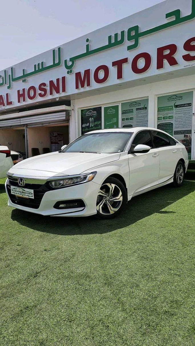 مستعملة Honda Accord X, 2.0 l, 2018 في في عمان, المسكات عنب طيب الشذا من AL HOSNI MOTORS، اللون أبيض.  | AUTO.AE | إعلان #251379