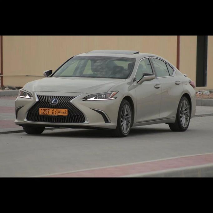 مستعملة Lexus ES 300h سابعاً, 2.5 l, 2019 في في عمان, المسكات عنب طيب الشذا من SAFAKAT AL FAKAMA، اللون فضي.  | AUTO.AE | إعلان #250504