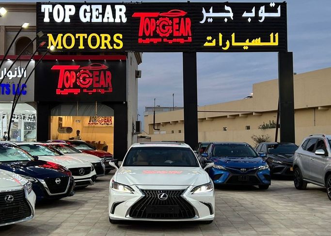 Подержанный Lexus ES 300h VII (XZ10) Рестайлинг, 2.5 л, 2023 в Оман, Маскат от TOP GEAR MOTORS Белый цвет.  | AUTO.AE | Объявление #250969