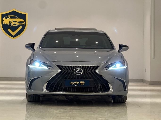 Подержанный Lexus ES 350 VII (XZ10) Рестайлинг, 3.5 л, 2023 в Оман, Маскат от Damin Motors Серебристый цвет.  | AUTO.AE | Объявление #255621