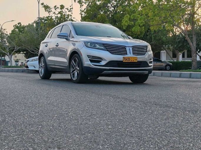 مستعملة Lincoln MKC I, 2.0 l, 2016 في في عمان, المسكات عنب طيب الشذا من AL SUBHI USED CARS، اللون فضي.  | AUTO.AE | إعلان #251516