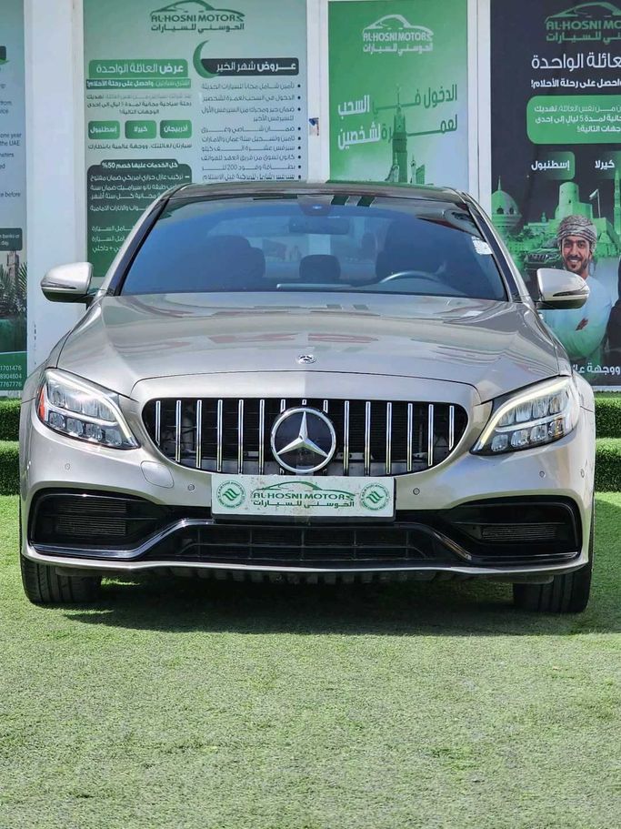 مستعملة Mercedes-Benz C-Class 300 عملية فيس ليفت IV (W205), 2.0 l, 2019 في في عمان, المسكات عنب طيب الشذا من AL HOSNI MOTORS، اللون ذهبي. المواصفات الأوروبية | AUTO.AE | إعلان #251468