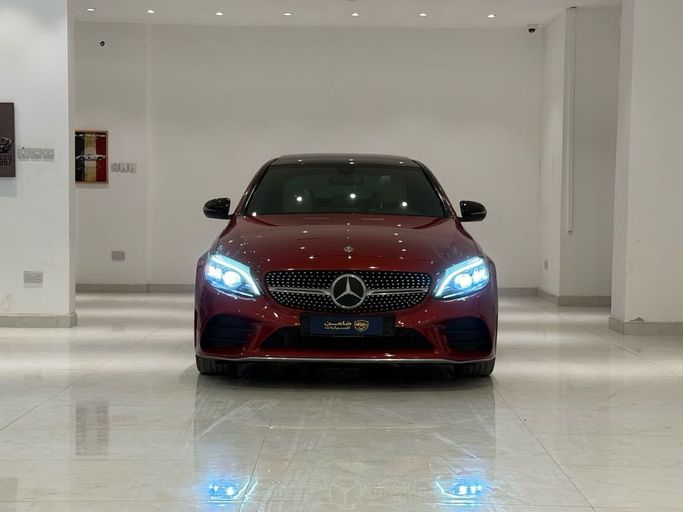 مستعملة Mercedes-Benz C-Class 300 IV (W205), 2.0 l, 2018 في في عمان, المسكات عنب طيب الشذا من Damin Motors، اللون أحمر.  | AUTO.AE | إعلان #255108