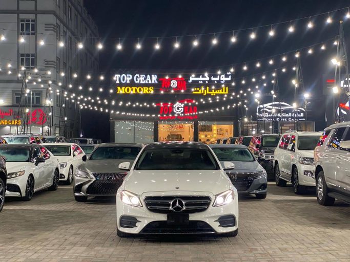 مستعملة Mercedes-Benz E-Class 300 V (W213، S213، C238), 2.0 l, 2017 في في عمان, المسكات عنب طيب الشذا من TOP GEAR MOTORS، اللون أبيض.  | AUTO.AE | إعلان #250826