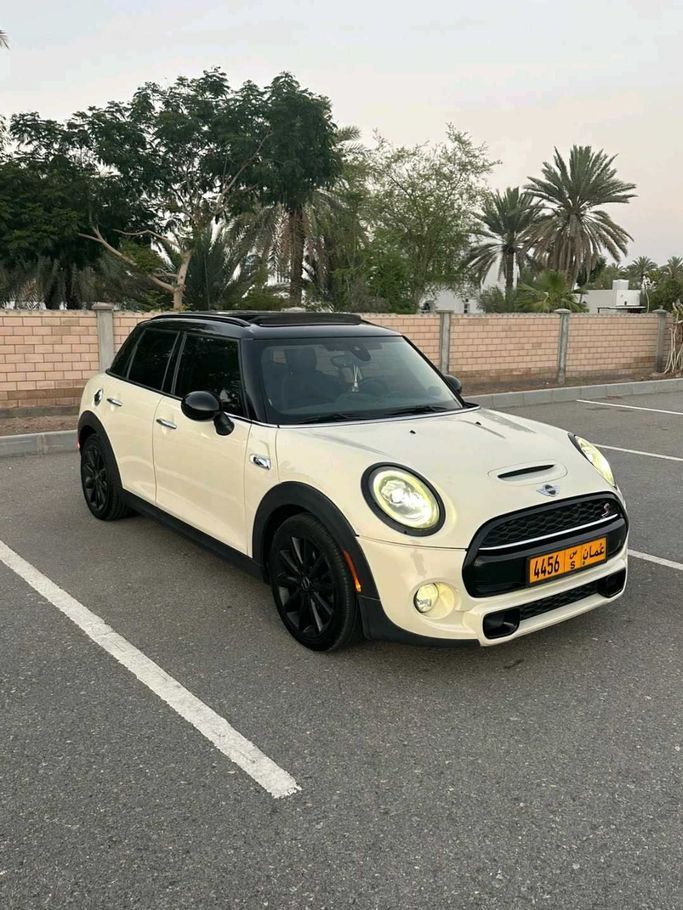 Подержанный MINI Hatch Cooper S III (F55/F56) Рестайлинг, 2.0 л, 2019 в Оман, Маскат от MUSCAT MOTORS Белый цвет. GCC | AUTO.AE | Объявление #252267