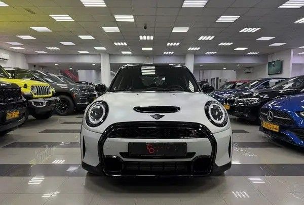 مستعملة MINI Hatch Cooper S عملية فيس ليفت III (F55/F56) 2, 2.0 l, 2022 في في عمان, المسكات عنب طيب الشذا من CLASSIC CAR، اللون أبيض. مواصفات الخليج | AUTO.AE | إعلان #252931