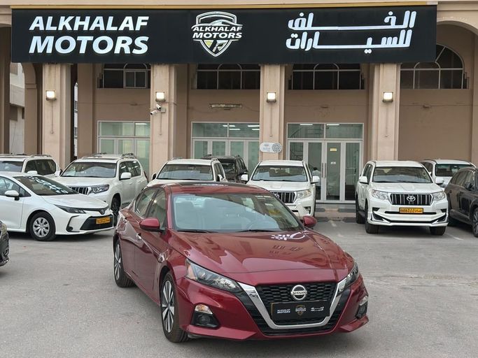 Подержанный Nissan Altima VI (L34), 2.5 л, 2022 в Оман, Маскат от ALKHALAF MOTORS Бордовый цвет. GCC | AUTO.AE | Объявление #252689