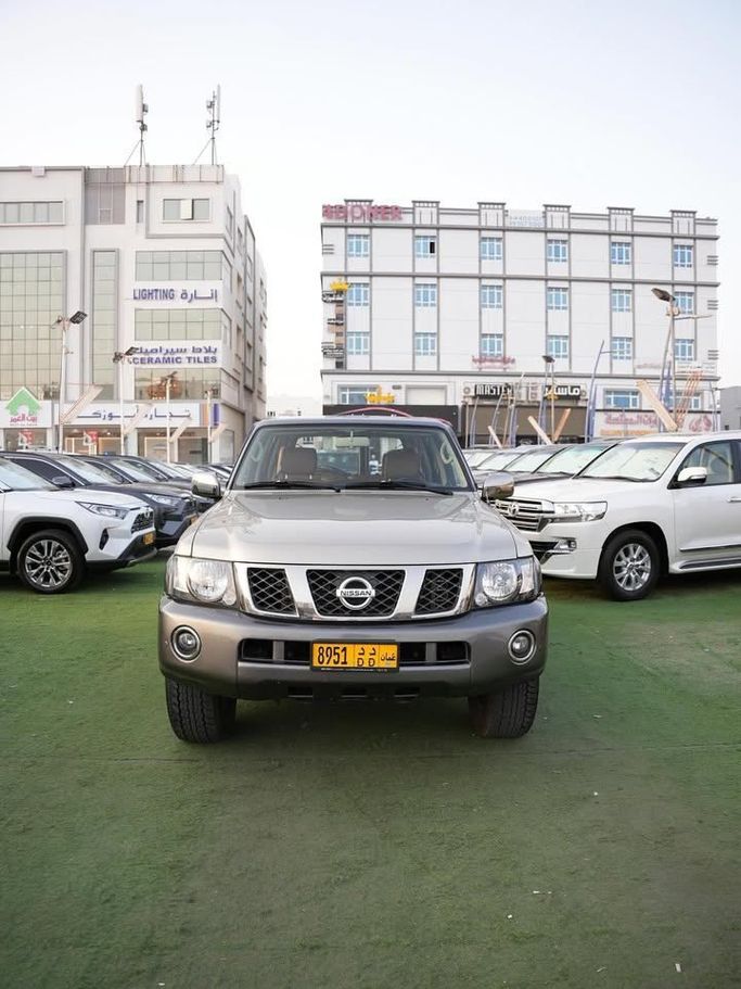 مستعملة Nissan Patrol عملية فيس ليفت V (Y61), 4.8 l, 2022 في في عمان, المسكات عنب طيب الشذا من KING CARS، اللون ذهبي. مواصفات الخليج | AUTO.AE | إعلان #249978
