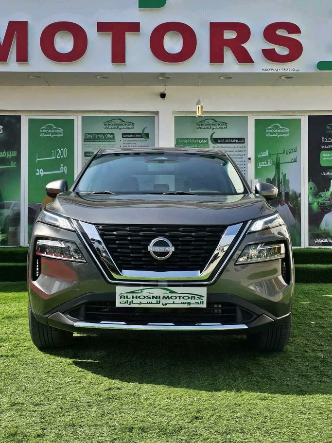 مستعملة Nissan Rogue ثالثاً, 1.5 l, 2023 في في عمان, المسكات عنب طيب الشذا من AL HOSNI MOTORS، اللون رمادي.  | AUTO.AE | إعلان #251250