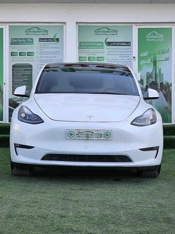 Подержанный Tesla Model Y I, 2023 в Оман, Маскат от AL HOSNI MOTORS Белый цвет.  | AUTO.AE | Объявление #251070
