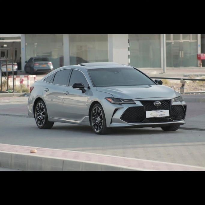 مستعملة Toyota Avalon V, 3.5 l, 2019 في في عمان, المسكات عنب طيب الشذا من SAFAKAT AL FAKAMA، اللون فضي.  | AUTO.AE | إعلان #250556