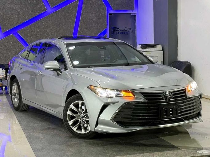 مستعملة Toyota Avalon V, 3.5 l, 2019 في في عمان, المسكات عنب طيب الشذا من PLATINUM CARS، اللون فضي.  | AUTO.AE | إعلان #253039