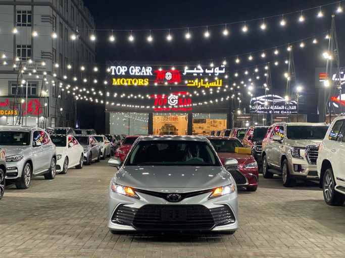 مستعملة Toyota Camry عملية فيس ليفت VIII (XV70), 2.5 l, 2021 في في عمان, المسكات عنب طيب الشذا من TOP GEAR MOTORS، اللون فضي.  | AUTO.AE | إعلان #250878