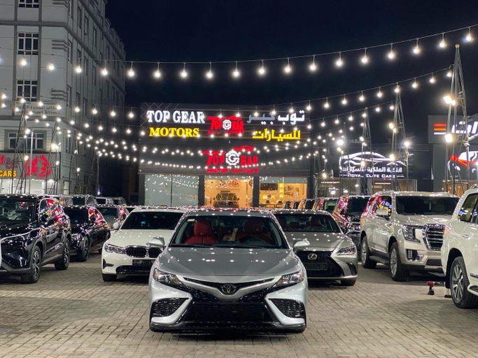 Подержанный Toyota Camry VIII (XV70) Рестайлинг, 2.5 л, 2021 в Оман, Маскат от TOP GEAR MOTORS Серебристый цвет.  | AUTO.AE | Объявление #250944