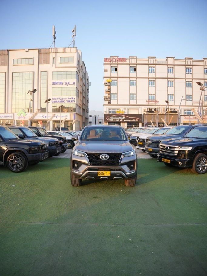مستعملة Toyota Fortuner فيس ليفت الثاني, 4.0 l, 2021 في في عمان, المسكات عنب طيب الشذا من KING CARS، اللون رمادي. مواصفات الخليج | AUTO.AE | إعلان #249970