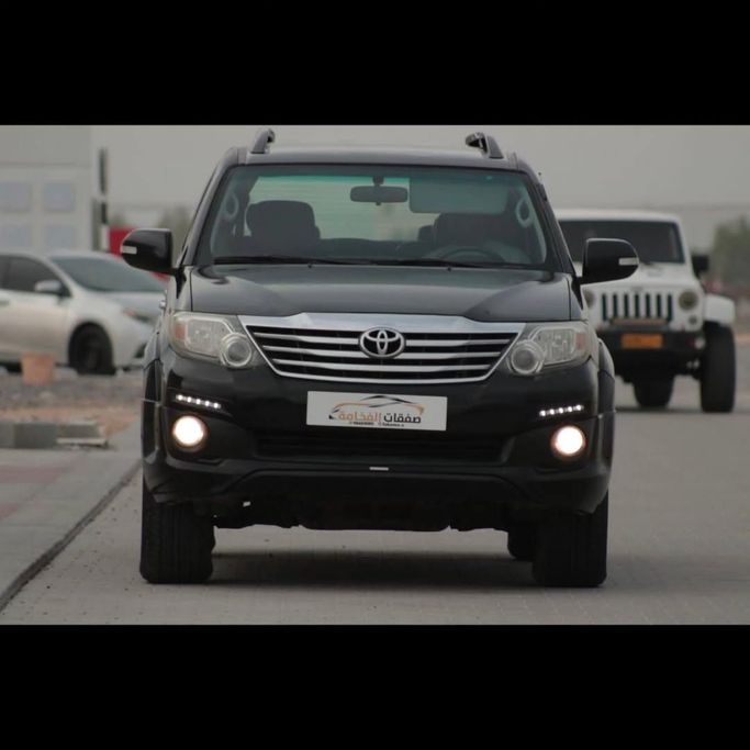 Подержанный Toyota Fortuner I Рестайлинг 2, 2.7 л, 2015 в Оман, Маскат от SAFAKAT AL FAKAMA Черный цвет.  | AUTO.AE | Объявление #250513
