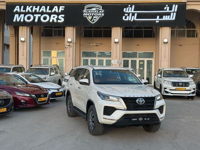 مستعملة Toyota Fortuner فيس ليفت الثاني, 2.8 l, 2021 في في عمان, المسكات عنب طيب الشذا من ALKHALAF MOTORS، اللون أبيض. مواصفات الخليج | AUTO.AE | إعلان #252728