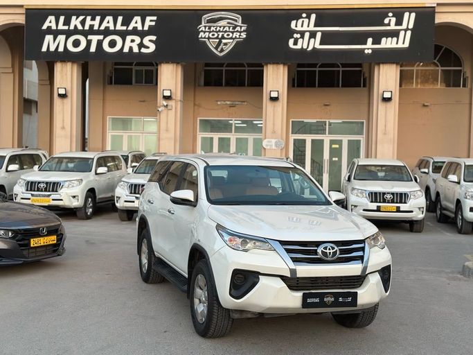 مستعملة Toyota Fortuner ثانياً, 2.8 l, 2020 في في عمان, المسكات عنب طيب الشذا من ALKHALAF MOTORS، اللون أبيض. مواصفات الخليج | AUTO.AE | إعلان #252813