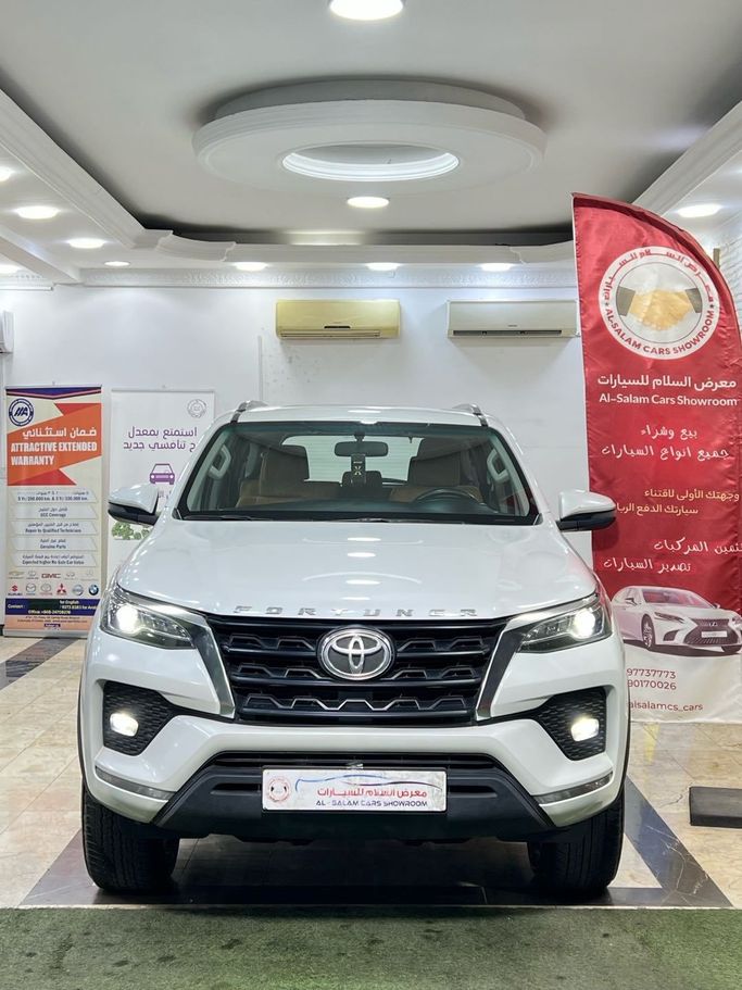 مستعملة Toyota Fortuner فيس ليفت الثاني, 4.0 l, 2023 في في عمان, المسكات عنب طيب الشذا من AL SALAM CARS SHOWROOM، اللون أبيض. مواصفات الخليج | AUTO.AE | إعلان #253629