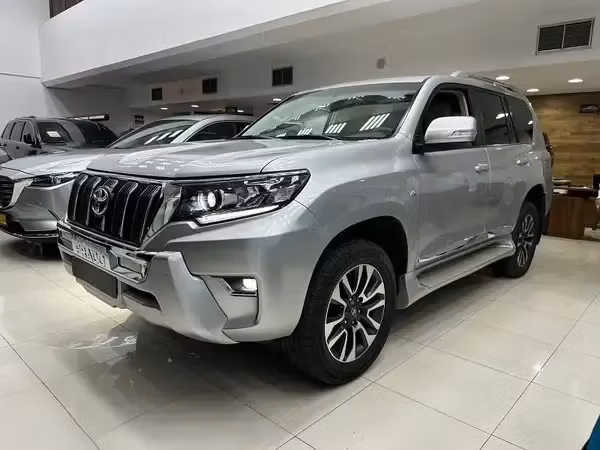 مستعملة Toyota Land Cruiser Prado 150 سلسلة 150 Series Facelift 3, 4.0 l, 2022 في في عمان, المسكات عنب طيب الشذا من CLASSIC CAR، اللون فضي. مواصفات الخليج | AUTO.AE | إعلان #254767