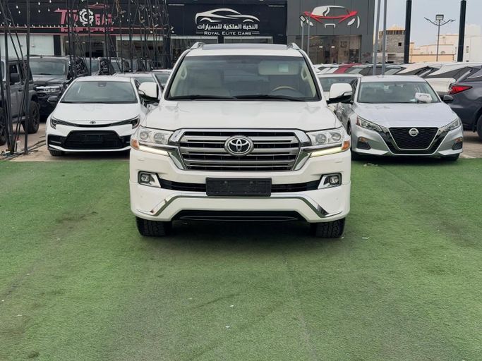مستعملة Toyota Land Cruiser 200 Series 200 Series Facelift 2, 4.6 l, 2017 في في عمان, المسكات عنب طيب الشذا من ROYAL ELITE CARS، اللون أبيض. مواصفات الخليج | AUTO.AE | إعلان #250071