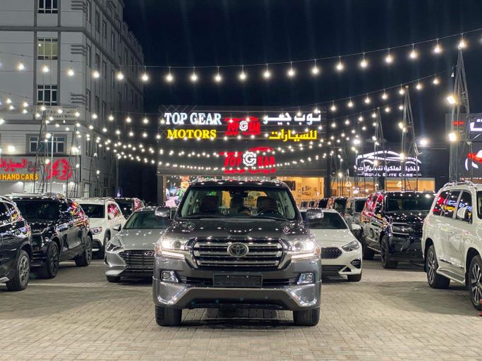 Подержанный Toyota Land Cruiser 200 Series Рестайлинг 2, 5.7 л, 2017 в Оман, Маскат от TOP GEAR MOTORS Серый цвет.  | AUTO.AE | Объявление #250533
