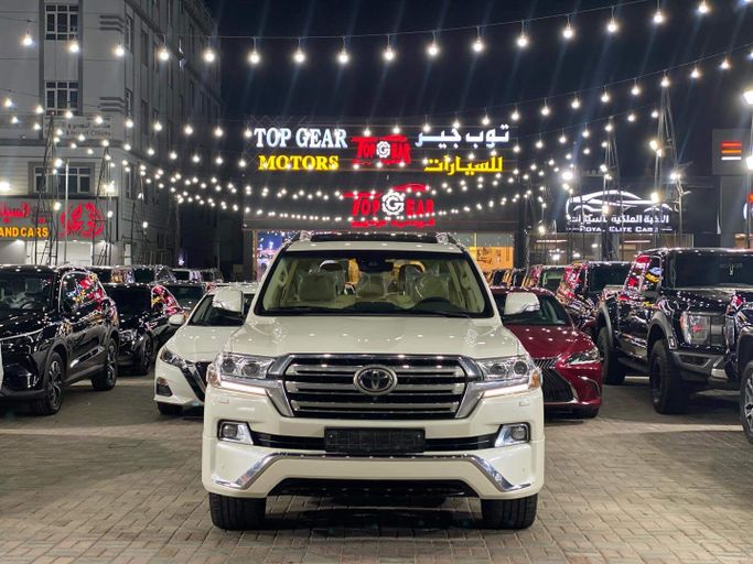 مستعملة Toyota Land Cruiser 200 Series 200 Series Facelift 2, 5.7 l, 2016 في في عمان, المسكات عنب طيب الشذا من TOP GEAR MOTORS، اللون أبيض.  | AUTO.AE | إعلان #250953