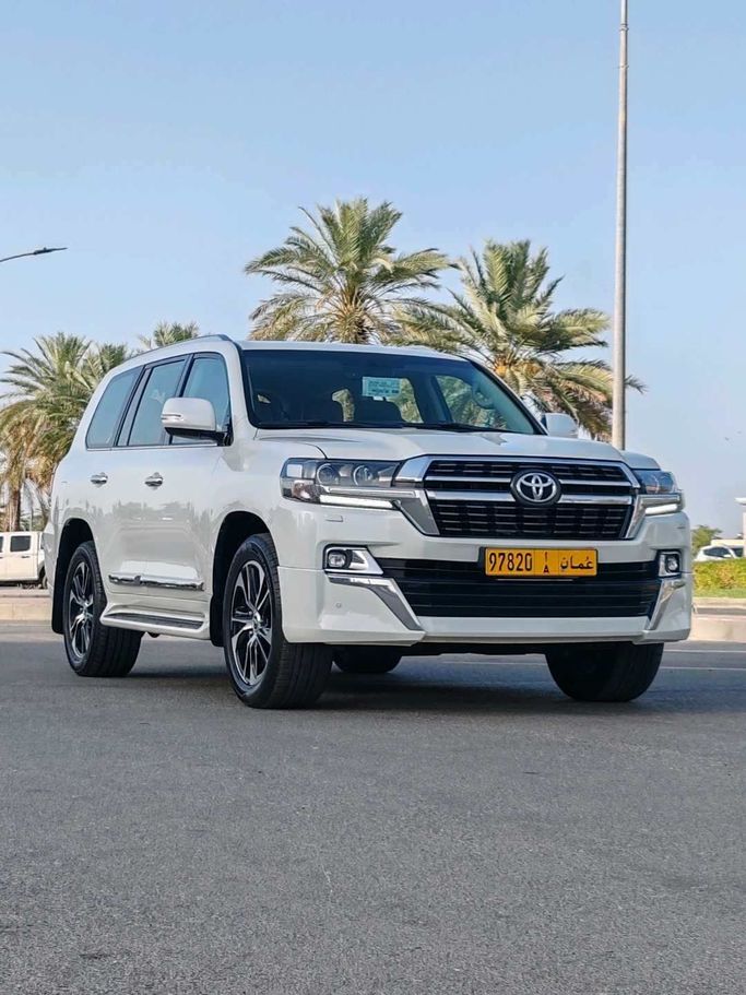 مستعملة Toyota Land Cruiser 200 Series 200 Series Facelift 2, 4.6 l, 2021 في في عمان, المسكات عنب طيب الشذا من AL SUBHI USED CARS، اللون أبيض. مواصفات الخليج | AUTO.AE | إعلان #251513