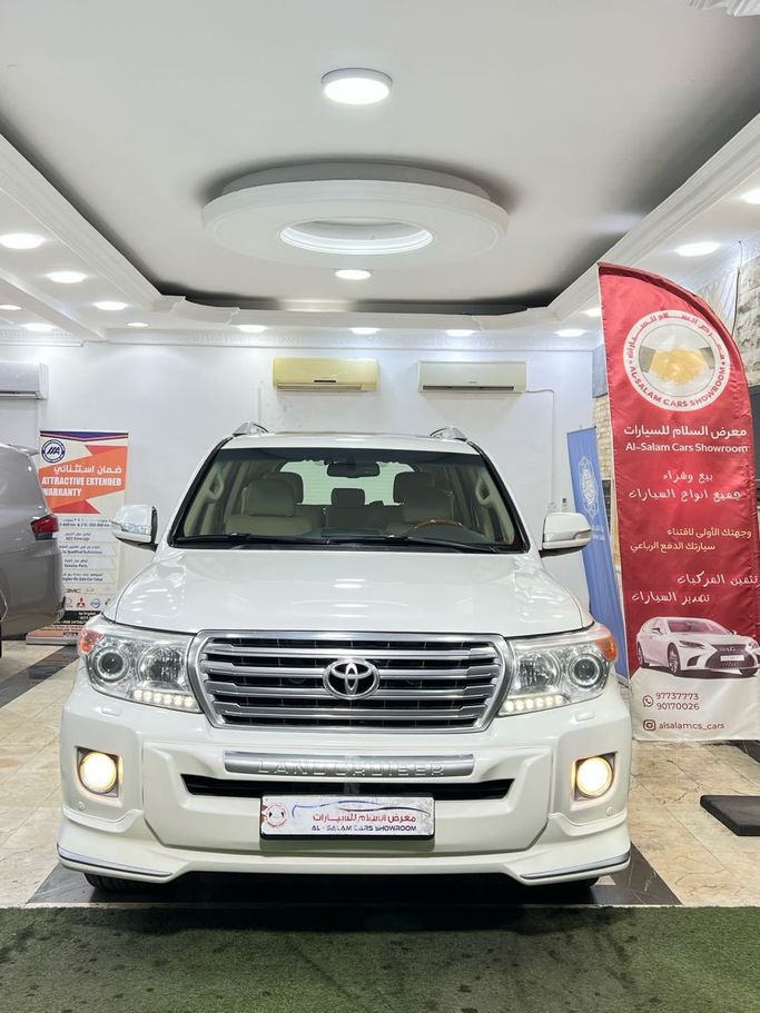 مستعملة Toyota Land Cruiser 200 Series 200 Series Facelift 1, 4.6 l, 2014 في في عمان, المسكات عنب طيب الشذا من AL SALAM CARS SHOWROOM، اللون أبيض. مواصفات الخليج | AUTO.AE | إعلان #253359