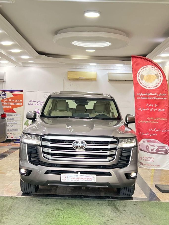 مستعملة Toyota Land Cruiser Twin Turbo السلسلة 300, 3.5 l, 2023 في في عمان, المسكات عنب طيب الشذا من AL SALAM CARS SHOWROOM، اللون فضي. مواصفات الخليج | AUTO.AE | إعلان #253654