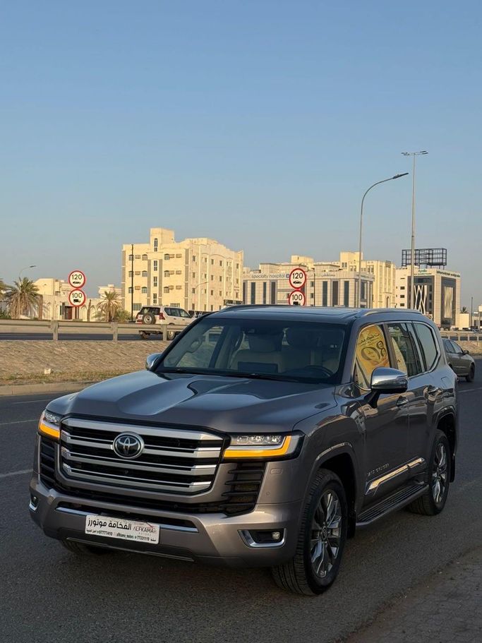 مستعملة Toyota Land Cruiser Twin Turbo السلسلة 300, 3.5 l, 2023 في في عمان, المسكات عنب طيب الشذا من ALFKAMAH MOTORS، اللون رمادي. مواصفات الخليج | AUTO.AE | إعلان #255129