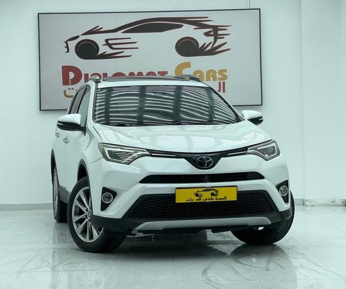 مستعملة Toyota RAV4 عملية فيس ليفت IV (XA40), 2.5 l, 2017 في في عمان, المسكات عنب طيب الشذا من DIPLOMAT CARS، اللون أبيض. المواصفات الكندية | AUTO.AE | إعلان #250363