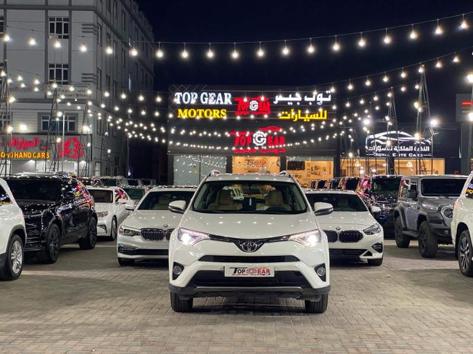 مستعملة Toyota RAV4 عملية فيس ليفت IV (XA40), 2.5 l, 2017 في في عمان, المسكات عنب طيب الشذا من TOP GEAR MOTORS، اللون أبيض.  | AUTO.AE | إعلان #250540